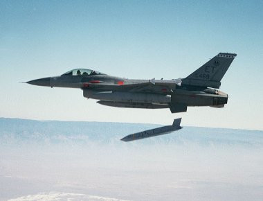 Πρελούδιο επίθεσης: Βλήματα JASSM στέλνει η αμερικανική Αεροπορία στα F-16 που βρίσκονται στην Νότια Κορέα